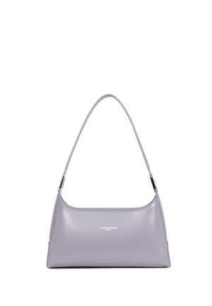 Sac à épaule en cuir violet clair lisse avec une sangle unique et le logo "Lancaster Paris" en blanc au centre avant.