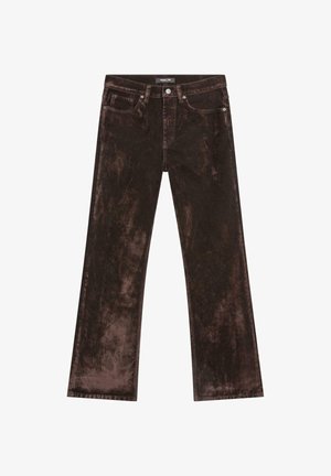 Pantaloni dritti in velluto marrone con tasche frontali, chiusura con bottone e passanti per cintura, stesi su uno sfondo bianco.