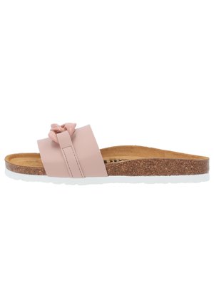 Sandale rose à enfiler avec un détail en nœud sur la sangle, semelle en liège et semelle en caoutchouc blanche, conçue pour le confort et un usage décontracté.