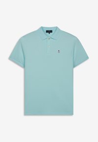 Polo en azul claro, fabricado en tejido suave, con una tapeta de tres botones y un pequeño logo en el pecho. Manga corta.