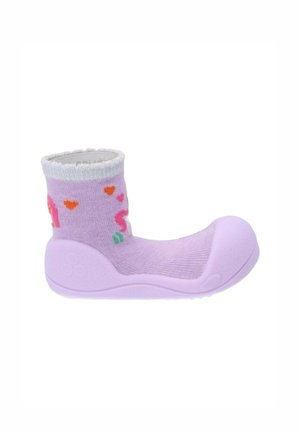 Calzino-scarpa morbido color lavanda per bambino con suola flessibile e cuori e forme colorate sul bordo della caviglia.