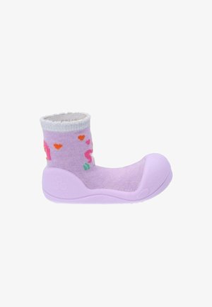 Calzino-scarpa morbido color lavanda per bambino con suola flessibile e cuori e forme colorate sul bordo della caviglia.