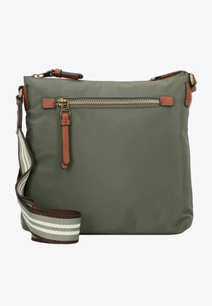 Bolso cruzado de nylon verde con un bolsillo delantero con cremallera, acentos de cuero marrón y una correa de tela a rayas. Textura suave, forma rectangular.