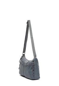 Šedá crossbody taška vyrobená z měkké, strukturované tkaniny, která má dvě přední zipové kapsy a nastavitelný popruh pro pohodlí.