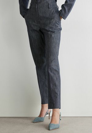 - Spodnie materiałowe