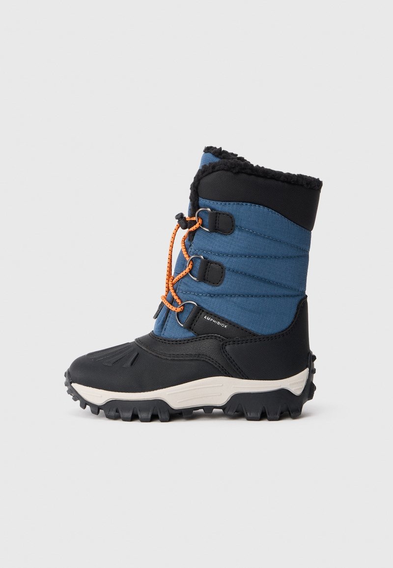 Botte d'hiver pour enfants avec tige en nylon bleu, semelle en caoutchouc noir, doublure en fausse fourrure noire et lacets élastiques orange sur fond gris clair.