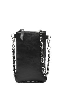 Čierna kožená crossbody taška s retiazkou, s vrchným zipsom, textúrovaným povrchom a kontrastným prešívaním pozdĺž okrajov.