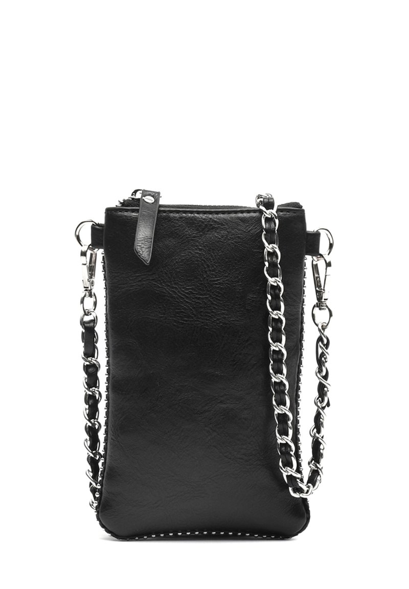 Čierna kožená crossbody taška s retiazkou, s vrchným zipsom, textúrovaným povrchom a kontrastným prešívaním pozdĺž okrajov.