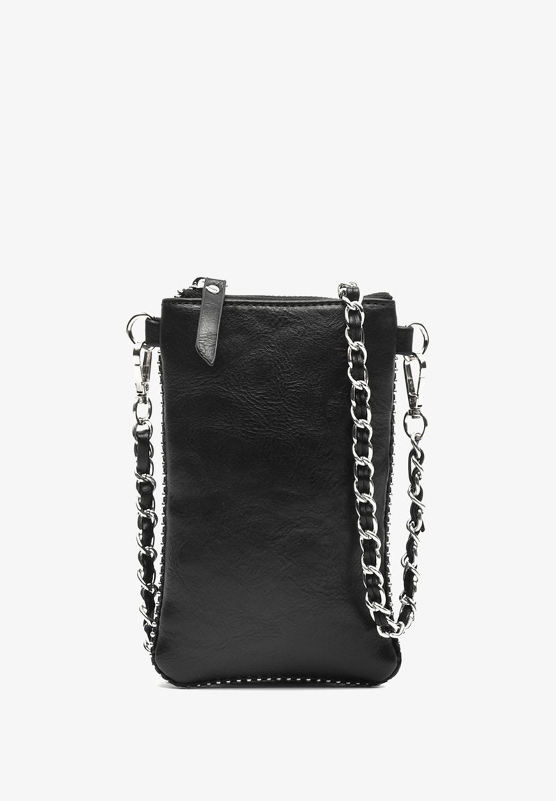 Čierna kožená crossbody taška s retiazkou, s vrchným zipsom, textúrovaným povrchom a kontrastným prešívaním pozdĺž okrajov.