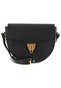Černá kožená crossbody taška s kulatým tvarem, zlatým kováním a elegantním klopovým zavíráním. Disponuje nastavitelným popruhem pro všestranné nošení.