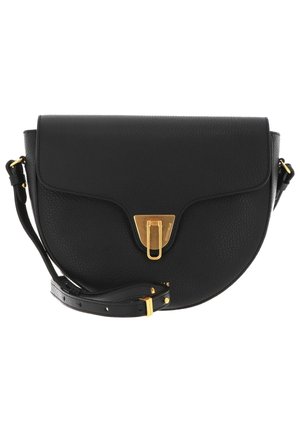 Borsa a tracolla in pelle nera con forma arrotondata, hardware dorato e chiusura a pattina elegante. Presenta una tracolla regolabile per maggiore versatilità.