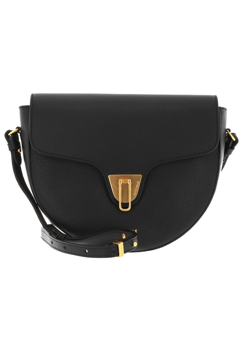 Černá kožená crossbody taška s kulatým tvarem, zlatým kováním a elegantním klopovým zavíráním. Disponuje nastavitelným popruhem pro všestranné nošení.