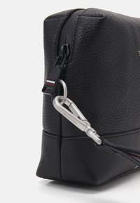 Tommy Hilfiger TRANSIT POUCH - Kosmetická taška - black