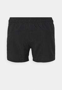 Mustat shortsit, jotka on valmistettu kevyestä kankaasta. Niissä on joustava vyötärö ja yksinkertainen design, eikä näkyviä lisätietoja tai kuvioita.