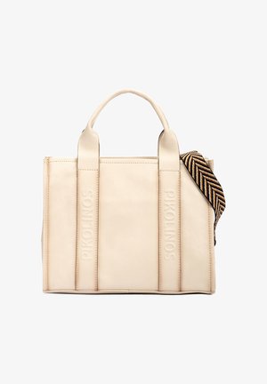 Sac fourre-tout en cuir crème avec deux poignées, nom de la marque embossé sur les sangles, et une bandoulière amovible à motif chevrons noir, marron et beige.