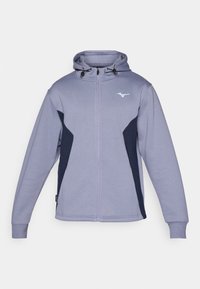 Svijetloplavi dukserica na zatvarač s tamnoplave akcentom, s kapuljačom na vezanje i dugim rukavima. Ima mali logo na prsima i rebraste manžete.