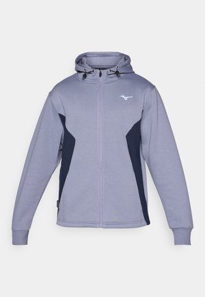 Gaiši violeta zip-up kapuce ar tumši zilu akcentu, aukliņu uzsēdināšanai un garām piedurknēm. Ietver nelielu logotipu uz krūtīm un ribotas aproces.