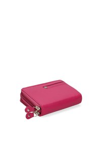 Portafoglio in pelle fucsia brillante con finitura testurizzata. Presenta scomparti con zip e hardware argentato con un piccolo logo dettagliato sul davanti.