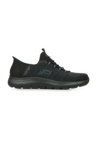 Zapatillas deportivas negras con una parte superior texturizada, suela flexible y un sistema de cordones minimalista. Cuenta con un logo en el lateral y un cuello acolchado.
