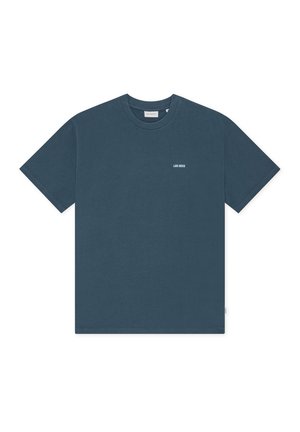 T-shirt à manches courtes bleu sarcelle foncé avec petit logo blanc "LES DEUX" sur la poitrine gauche.