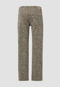 Jean droit avec motif léopard marron et noir, deux poches arrière et passants de ceinture sur fond gris clair.