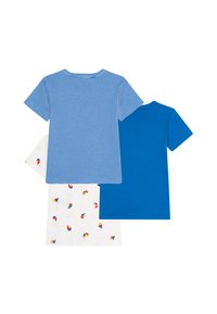 Trois T-shirts à manches courtes : un bleu, un à rayures bleues et un blanc avec des motifs de cônes de glace colorés. Matière en coton, coupe décontractée.