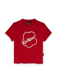 Camiseta de algodón roja con un logo en forma de nube blanca que lleva el texto "Kickers". Manga corta y escote redondo. Etiqueta en el lateral.