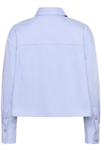 Camicetta azzurra chiara, a maniche lunghe, con colletto classico e polsini abbottonati. Realizzata in tessuto liscio con un design pulito e minimalista.