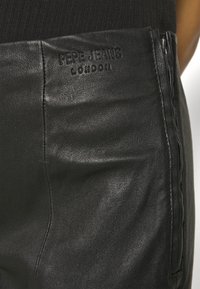 Pepe Jeans VIRGINIE - Usnjene hlače - black