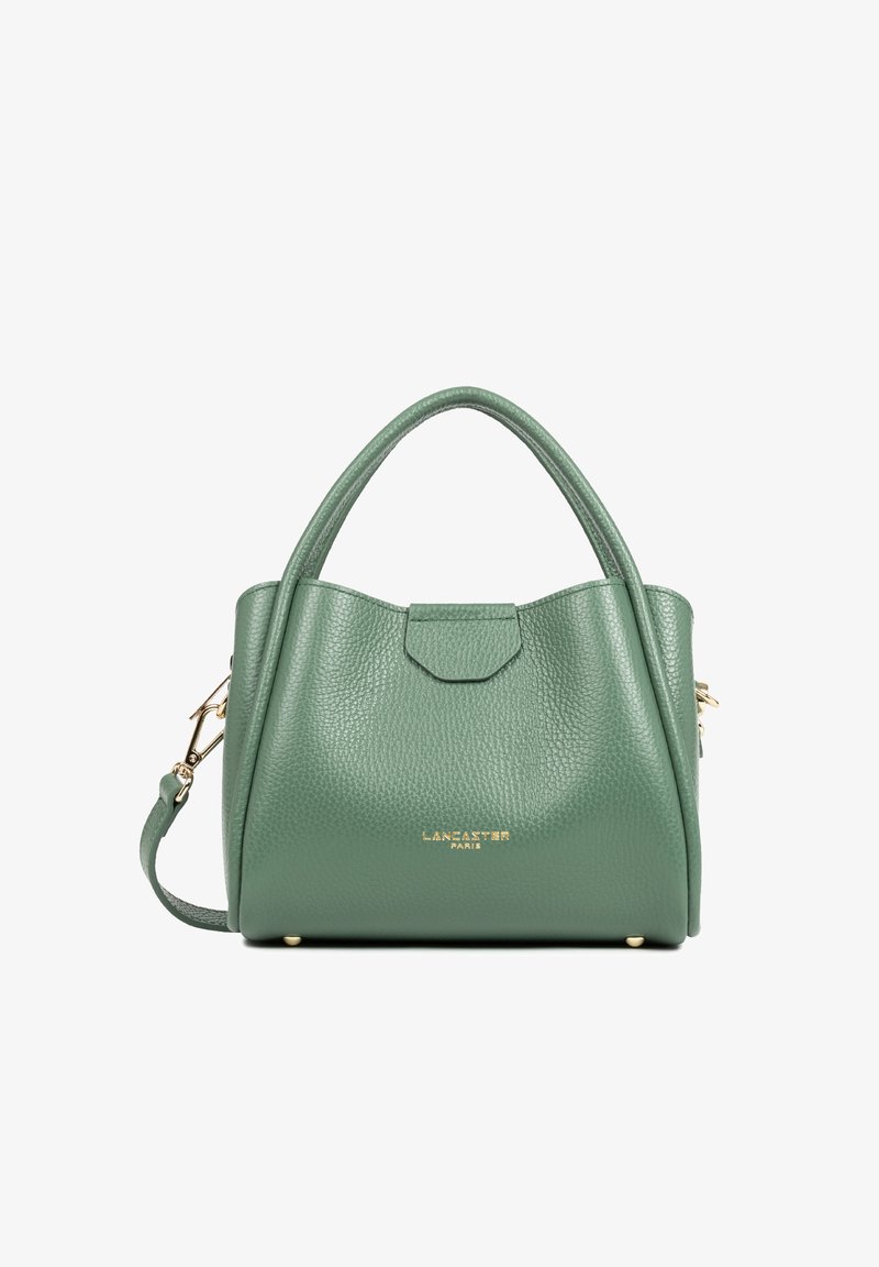 Sac à main en cuir texturé vert avec double poignées, bandoulière amovible et logo doré "Lancaster Paris" sur le devant.