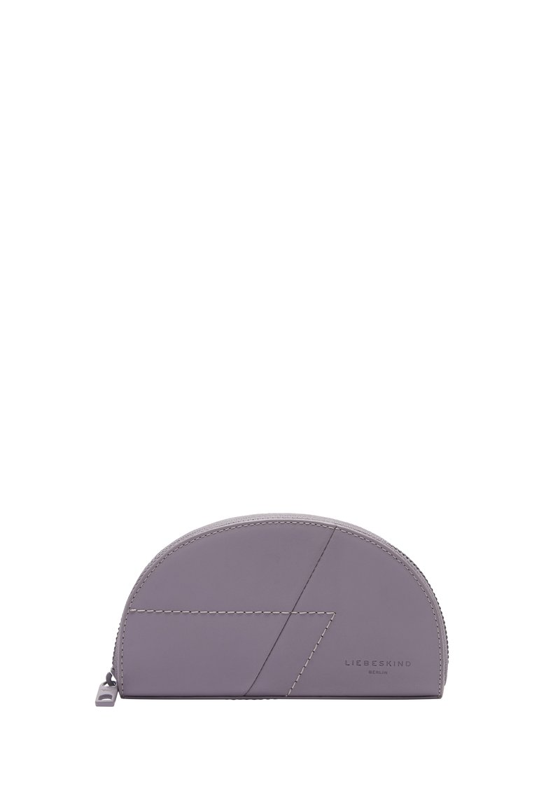 Graue Lederhülle in halbkreisförmiger Form, mit gestickten geometrischen Akzenten und einem Reißverschluss. Logo auf der Seite geprägt.