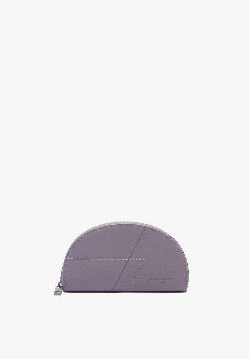 Graue Lederhülle in halbkreisförmiger Form, mit gestickten geometrischen Akzenten und einem Reißverschluss. Logo auf der Seite geprägt.