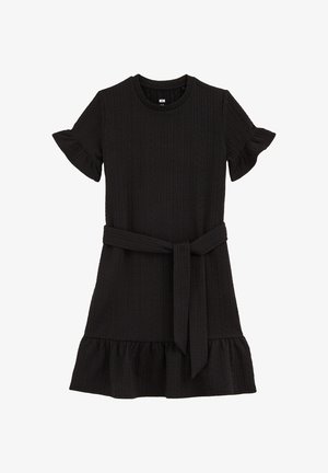 Robe noire à manches courtes avec un col rond, texture côtelée, manches à volants et taille cintrée avec une ceinture assortie ; présente un ourlet évasé.