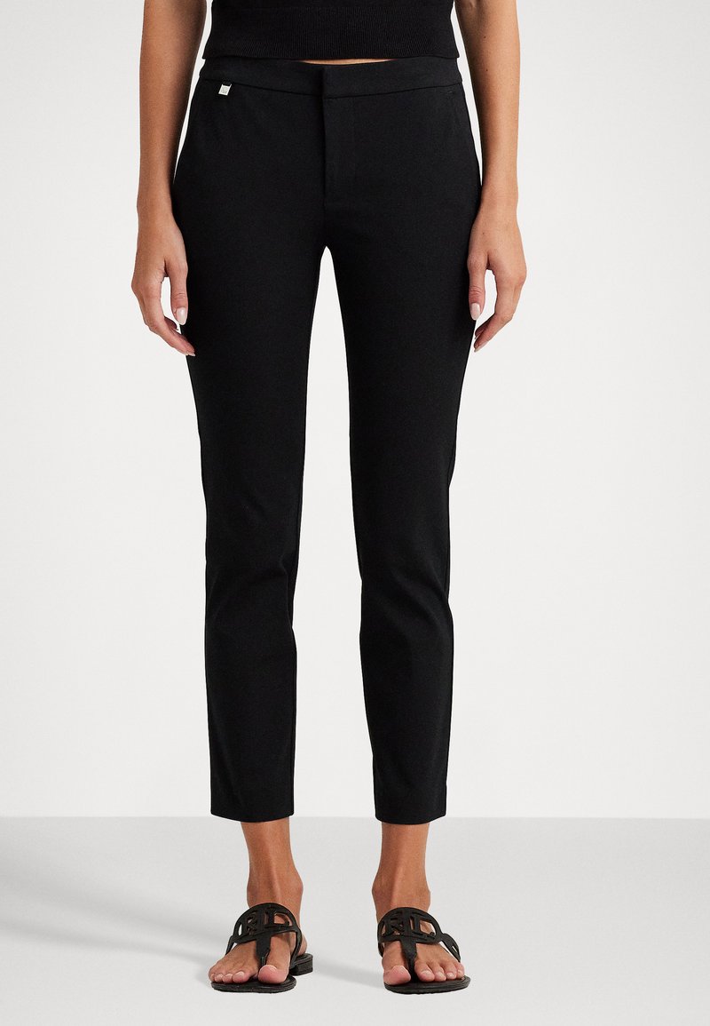 Zwarte gep tailored broek met een slanke pasvorm, gemaakt van een gladde stof, heeft een gemiddelde tailleband en een klein logoaccent aan de voorkant.