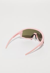 Ochelari de soare sport roz cu un design envelopant, lentile verzi cu oglindire și un finisaj mat. Ușori, cu brațe curbate pentru confort.
