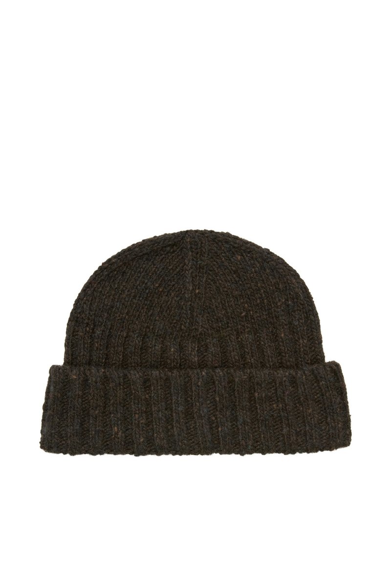 Ciemnobrązowa dzianinowa czapka typu beanie z prążkowaną fakturą i podwiniętym mankietem. Charakteryzuje się prostym, miękkim designem idealnym na zimną pogodę.