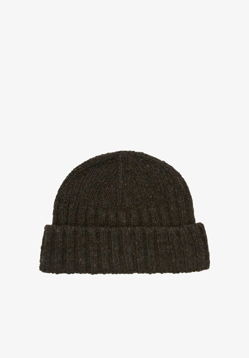Ciemnobrązowa dzianinowa czapka typu beanie z prążkowaną fakturą i podwiniętym mankietem. Charakteryzuje się prostym, miękkim designem idealnym na zimną pogodę.