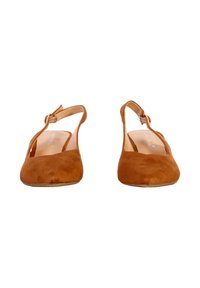 Paire de ballerines slingback en suède marron avec bouts arrondis et brides autour de la cheville, présentées de face sur fond blanc.