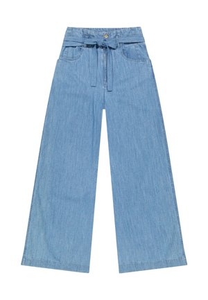 Pantalon en jean bleu clair taille haute à jambe large, avec poches avant, fermeture par bouton, braguette zippée, et une ceinture assortie en tissu nouée à la taille.