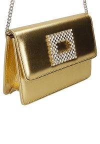 Guldmetalisk håndtaske med fold-over design, prydet med en firkantet rhinestone aksent. Inkluderer en sølvkædetras og en glat tekstur.