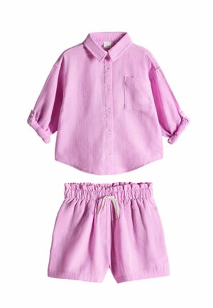 Pinkes langärmeliges Hemd mit Knopfleiste, Brusttasche und hochgekrempelten Ärmeln, kombiniert mit pinken Shorts mit elastischem Bund und Kordelzug.