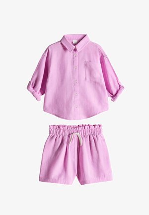 Pinkes langärmeliges Hemd mit Knopfleiste, Brusttasche und hochgekrempelten Ärmeln, kombiniert mit pinken Shorts mit elastischem Bund und Kordelzug.