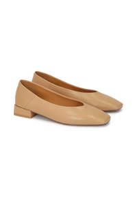 Bailarinas de piel beige con punta cuadrada y tacón bajo. El diseño presenta una textura suave y un estilo minimalista.