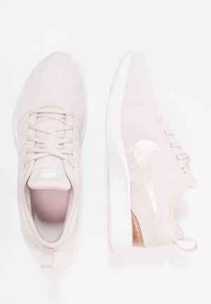 Lyserøde Nike løbesko med hvide såler, meshstof og rosaguld detaljer, vist fra top- og sidevisning på en hvid baggrund.