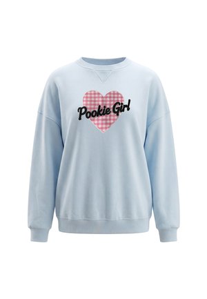 Lyseblå sweatshirt med et lyserødt ternet hjerte og sort tekst "Pookie Girl" på forsiden, med lange ærmer og ribstrikkede manchetter.