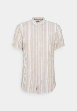 Camisa de manga corta hecha de lino, con rayas alternas en beige y blanco, cuello mandarín y cierre frontal con botones.