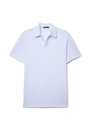 Polo a maniche corte di colore azzurro chiaro con colletto e scollo a V su sfondo bianco.