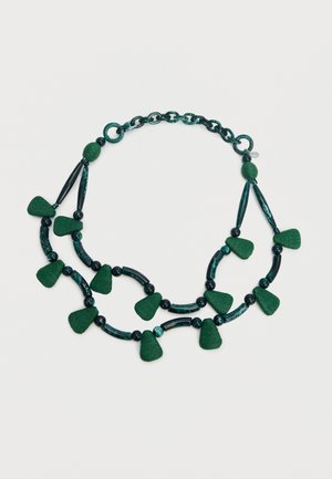 Kaksirivinen vihreä kaulakoru, jossa vuorottelevat kangaspäällysteiset pisaranmuotoiset palat, pyöreät helmet, pitkänomaiset helmet ja lenkkisolki.