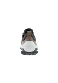 Scarpa atletica marrone e grigia con tomaia testurizzata, collare imbottito, dettagli riflettenti e suola in gomma nera con un motivo di battistrada.