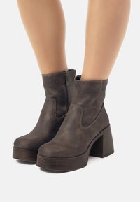 mtng Botines con plataforma - marron